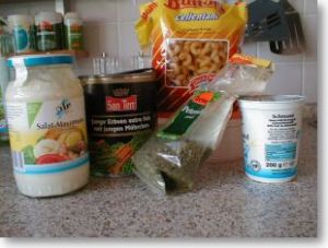 Foto: Die Zutaten für den Nudelsalat stehen auf der Küchenarbeitsplatte