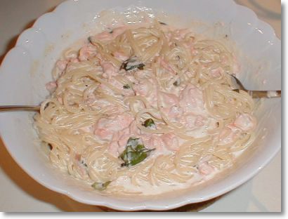 Foto: Spaghetti mit Lachs-Sahne-Sauce in einem tiefen Teller